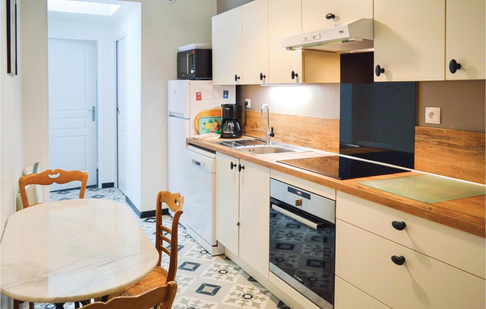 2 Bedroom Awesome Apartment In Мер-ле-Бен Екстер'єр фото